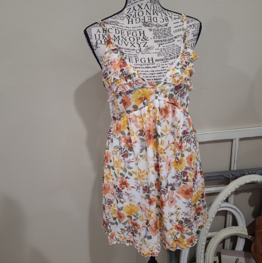 NWT Trixxi ruffled mini dress juniors SZ Lg. Floral strappy, vacation babydoll
